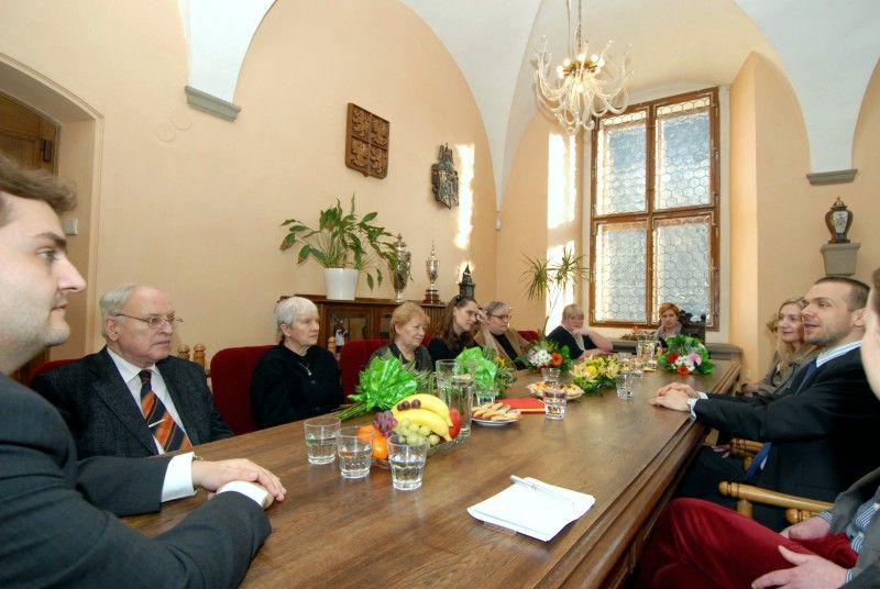 O ojedinělosti české loutkářské tradice ve světě, složité situaci současných tvůrců českého animovaného filmu, ale především o unikátním díle Jiřího Trnky pohovořili ve středu (22.2.2012) odpoledne primátor Martin Baxa a náměstkyně pro kulturu Eva Herinková s Trnkovými potomky u příležitosti stého výročí narození mezinárodně uznávaného výtvarníka a tvůrce animovaných filmů, plzeňského rodáka, které si nejen v tomto týdnu město připomíná. Setkání se zúčastnily čtyři z pěti Trnkových dětí - Zuzana Ceplová s manželem, Helena Trösterová a Klára Trnková, obě v doprovodu dcer, a Jan Trnka. Svého zesnulého manžela, syna Jiřího Trnky Jiřího zastoupila v doprovodu dcery a syna Helena Trnková.