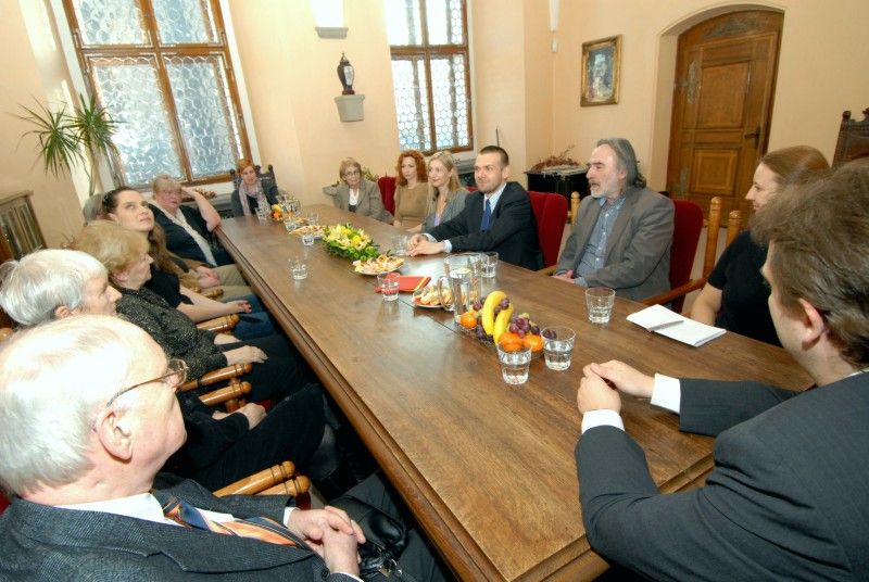 O ojedinělosti české loutkářské tradice ve světě, složité situaci současných tvůrců českého animovaného filmu, ale především o unikátním díle Jiřího Trnky pohovořili ve středu (22.2.2012) odpoledne primátor Martin Baxa a náměstkyně pro kulturu Eva Herinková s Trnkovými potomky u příležitosti stého výročí narození mezinárodně uznávaného výtvarníka a tvůrce animovaných filmů, plzeňského rodáka, které si nejen v tomto týdnu město připomíná. Setkání se zúčastnily čtyři z pěti Trnkových dětí - Zuzana Ceplová s manželem, Helena Trösterová a Klára Trnková, obě v doprovodu dcer, a Jan Trnka. Svého zesnulého manžela, syna Jiřího Trnky Jiřího zastoupila v doprovodu dcery a syna Helena Trnková.