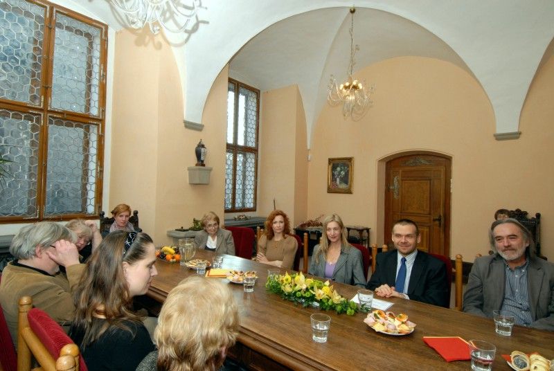 O ojedinělosti české loutkářské tradice ve světě, složité situaci současných tvůrců českého animovaného filmu, ale především o unikátním díle Jiřího Trnky pohovořili ve středu (22.2.2012) odpoledne primátor Martin Baxa a náměstkyně pro kulturu Eva Herinková s Trnkovými potomky u příležitosti stého výročí narození mezinárodně uznávaného výtvarníka a tvůrce animovaných filmů, plzeňského rodáka, které si nejen v tomto týdnu město připomíná. Setkání se zúčastnily čtyři z pěti Trnkových dětí - Zuzana Ceplová s manželem, Helena Trösterová a Klára Trnková, obě v doprovodu dcer, a Jan Trnka. Svého zesnulého manžela, syna Jiřího Trnky Jiřího zastoupila v doprovodu dcery a syna Helena Trnková.