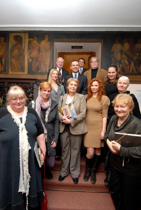 O ojedinělosti české loutkářské tradice ve světě, složité situaci současných tvůrců českého animovaného filmu, ale především o unikátním díle Jiřího Trnky pohovořili ve středu (22.2.2012) odpoledne primátor Martin Baxa a náměstkyně pro kulturu Eva Herinková s Trnkovými potomky u příležitosti stého výročí narození mezinárodně uznávaného výtvarníka a tvůrce animovaných filmů, plzeňského rodáka, které si nejen v tomto týdnu město připomíná. Setkání se zúčastnily čtyři z pěti Trnkových dětí - Zuzana Ceplová s manželem, Helena Trösterová a Klára Trnková, obě v doprovodu dcer, a Jan Trnka. Svého zesnulého manžela, syna Jiřího Trnky Jiřího zastoupila v doprovodu dcery a syna Helena Trnková.