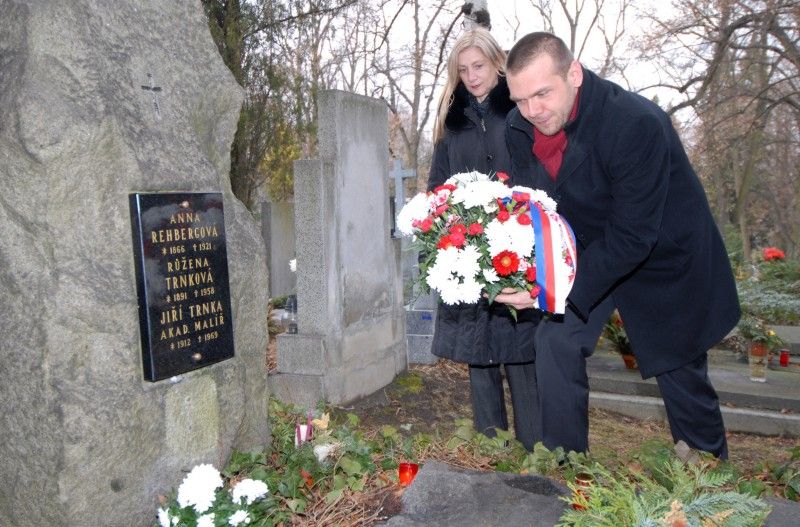 O ojedinělosti české loutkářské tradice ve světě, složité situaci současných tvůrců českého animovaného filmu, ale především o unikátním díle Jiřího Trnky pohovořili ve středu (22.2.2012) odpoledne primátor Martin Baxa a náměstkyně pro kulturu Eva Herinková s Trnkovými potomky u příležitosti stého výročí narození mezinárodně uznávaného výtvarníka a tvůrce animovaných filmů, plzeňského rodáka, které si nejen v tomto týdnu město připomíná. Setkání se zúčastnily čtyři z pěti Trnkových dětí - Zuzana Ceplová s manželem, Helena Trösterová a Klára Trnková, obě v doprovodu dcer, a Jan Trnka. Svého zesnulého manžela, syna Jiřího Trnky Jiřího zastoupila v doprovodu dcery a syna Helena Trnková.