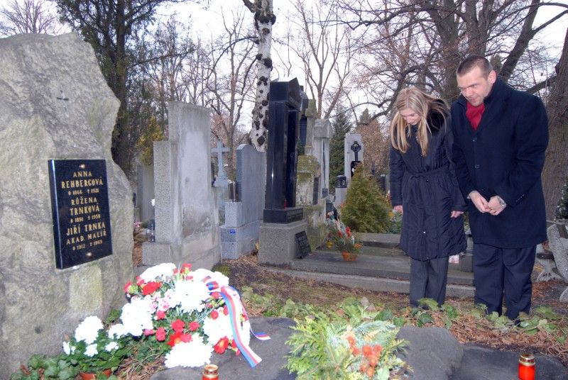 O ojedinělosti české loutkářské tradice ve světě, složité situaci současných tvůrců českého animovaného filmu, ale především o unikátním díle Jiřího Trnky pohovořili ve středu (22.2.2012) odpoledne primátor Martin Baxa a náměstkyně pro kulturu Eva Herinková s Trnkovými potomky u příležitosti stého výročí narození mezinárodně uznávaného výtvarníka a tvůrce animovaných filmů, plzeňského rodáka, které si nejen v tomto týdnu město připomíná. Setkání se zúčastnily čtyři z pěti Trnkových dětí - Zuzana Ceplová s manželem, Helena Trösterová a Klára Trnková, obě v doprovodu dcer, a Jan Trnka. Svého zesnulého manžela, syna Jiřího Trnky Jiřího zastoupila v doprovodu dcery a syna Helena Trnková.