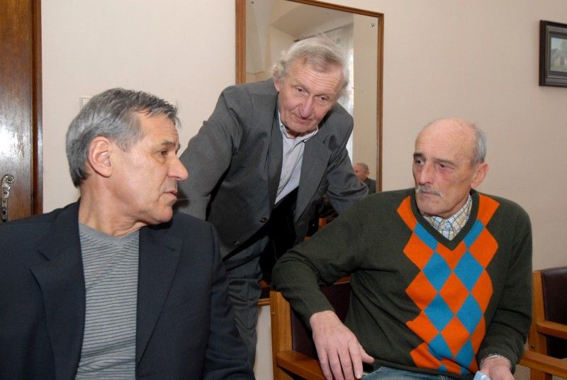 První setkání na radnici (27.2.2012) a mohla by se z něj stát tradice. To proto, že jej provázela přátelská atmosféra a nechyběl ani humor. A kdo s kým se na plzeňské radnici setkal? Odpolední hodinu strávila radní pro sport Irena Rottová ve společnosti legend, přesněji plzeňských fotbalových legend.

Starou gardu, jak si říkají, zastupovali tito hráči Jiří Lopata, Zdeněk Pleško, Jiří Hop, Josef Čaloun, Zdeněk Michálek, Ivan Bican a Jiří Sloup a její funkcionáři František Novotný a Zdeněk Poseld.