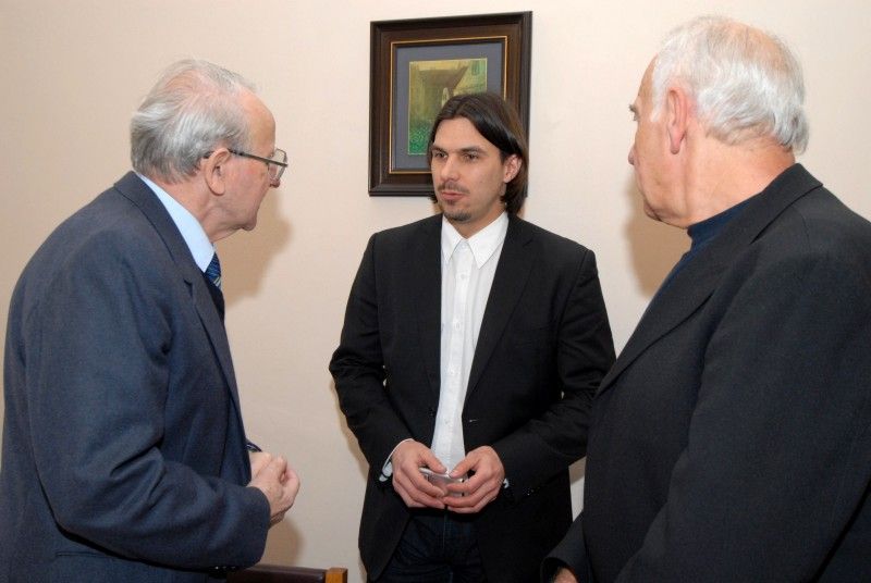 První setkání na radnici (27.2.2012) a mohla by se z něj stát tradice. To proto, že jej provázela přátelská atmosféra a nechyběl ani humor. A kdo s kým se na plzeňské radnici setkal? Odpolední hodinu strávila radní pro sport Irena Rottová ve společnosti legend, přesněji plzeňských fotbalových legend.

Starou gardu, jak si říkají, zastupovali tito hráči Jiří Lopata, Zdeněk Pleško, Jiří Hop, Josef Čaloun, Zdeněk Michálek, Ivan Bican a Jiří Sloup a její funkcionáři František Novotný a Zdeněk Poseld.