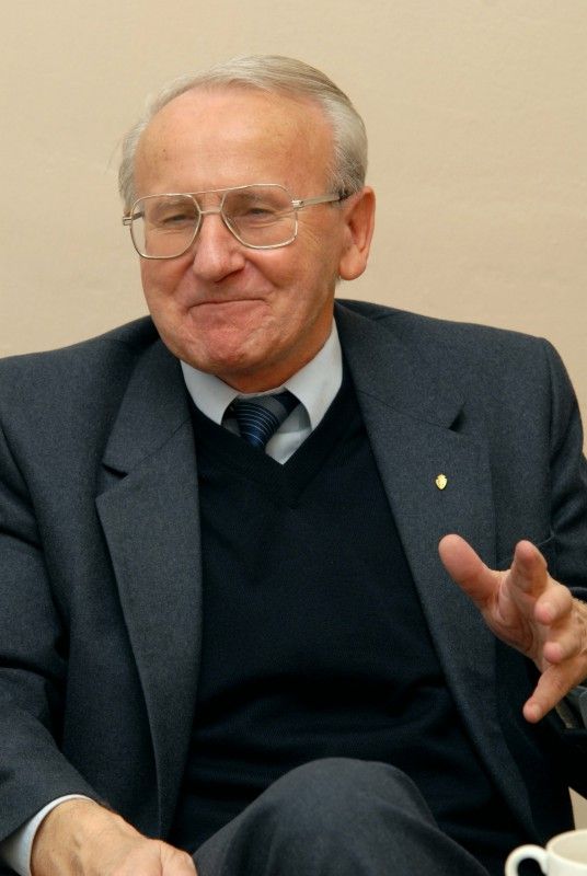 První setkání na radnici (27.2.2012) a mohla by se z něj stát tradice. To proto, že jej provázela přátelská atmosféra a nechyběl ani humor. A kdo s kým se na plzeňské radnici setkal? Odpolední hodinu strávila radní pro sport Irena Rottová ve společnosti legend, přesněji plzeňských fotbalových legend.

Starou gardu, jak si říkají, zastupovali tito hráči Jiří Lopata, Zdeněk Pleško, Jiří Hop, Josef Čaloun, Zdeněk Michálek, Ivan Bican a Jiří Sloup a její funkcionáři František Novotný a Zdeněk Poseld.