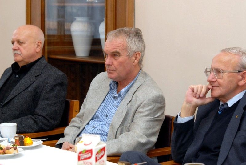 První setkání na radnici (27.2.2012) a mohla by se z něj stát tradice. To proto, že jej provázela přátelská atmosféra a nechyběl ani humor. A kdo s kým se na plzeňské radnici setkal? Odpolední hodinu strávila radní pro sport Irena Rottová ve společnosti legend, přesněji plzeňských fotbalových legend.

Starou gardu, jak si říkají, zastupovali tito hráči Jiří Lopata, Zdeněk Pleško, Jiří Hop, Josef Čaloun, Zdeněk Michálek, Ivan Bican a Jiří Sloup a její funkcionáři František Novotný a Zdeněk Poseld.