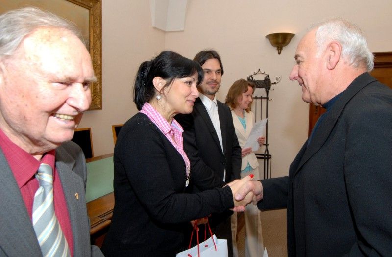 První setkání na radnici (27.2.2012) a mohla by se z něj stát tradice. To proto, že jej provázela přátelská atmosféra a nechyběl ani humor. A kdo s kým se na plzeňské radnici setkal? Odpolední hodinu strávila radní pro sport Irena Rottová ve společnosti legend, přesněji plzeňských fotbalových legend.

Starou gardu, jak si říkají, zastupovali tito hráči Jiří Lopata, Zdeněk Pleško, Jiří Hop, Josef Čaloun, Zdeněk Michálek, Ivan Bican a Jiří Sloup a její funkcionáři František Novotný a Zdeněk Poseld.