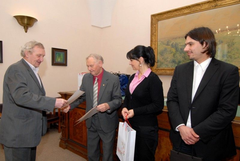 První setkání na radnici (27.2.2012) a mohla by se z něj stát tradice. To proto, že jej provázela přátelská atmosféra a nechyběl ani humor. A kdo s kým se na plzeňské radnici setkal? Odpolední hodinu strávila radní pro sport Irena Rottová ve společnosti legend, přesněji plzeňských fotbalových legend.

Starou gardu, jak si říkají, zastupovali tito hráči Jiří Lopata, Zdeněk Pleško, Jiří Hop, Josef Čaloun, Zdeněk Michálek, Ivan Bican a Jiří Sloup a její funkcionáři František Novotný a Zdeněk Poseld.