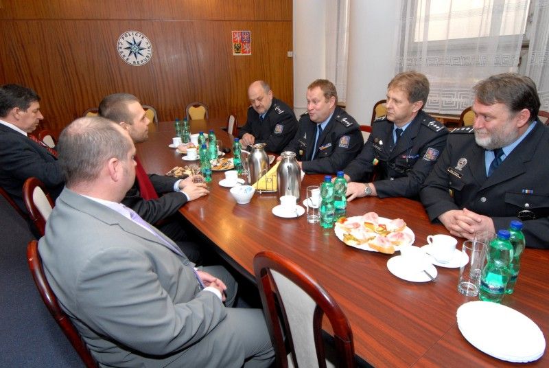 Primátor Martin Baxa v doprovodu radního pro bezpečnost Roberta Houdka navštívil (28.2.2012) Krajské ředitelství policie Plzeňského kraje. Přestože se s ředitelem Jaromírem Kníže setkal pracovně již několikrát, do sídla krajského policejního ředitelství zavítal poprvé. Tématem setkání se stal nejen současný stav u státní policie a bezpečnostní situace ve městě a kraji, ale rovněž spolupráce policistů s městskými strážníky, která se v posledním roce zintenzivnila. Závěr návštěvy patřil prohlídce některých odborných pracovišť.