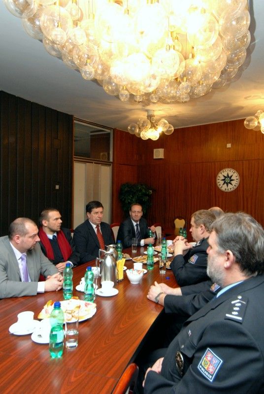 Primátor Martin Baxa v doprovodu radního pro bezpečnost Roberta Houdka navštívil (28.2.2012) Krajské ředitelství policie Plzeňského kraje. Přestože se s ředitelem Jaromírem Kníže setkal pracovně již několikrát, do sídla krajského policejního ředitelství zavítal poprvé. Tématem setkání se stal nejen současný stav u státní policie a bezpečnostní situace ve městě a kraji, ale rovněž spolupráce policistů s městskými strážníky, která se v posledním roce zintenzivnila. Závěr návštěvy patřil prohlídce některých odborných pracovišť.