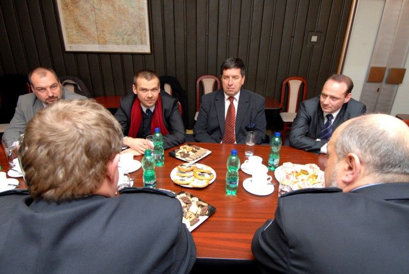 Primátor Martin Baxa v doprovodu radního pro bezpečnost Roberta Houdka navštívil (28.2.2012) Krajské ředitelství policie Plzeňského kraje. Přestože se s ředitelem Jaromírem Kníže setkal pracovně již několikrát, do sídla krajského policejního ředitelství zavítal poprvé. Tématem setkání se stal nejen současný stav u státní policie a bezpečnostní situace ve městě a kraji, ale rovněž spolupráce policistů s městskými strážníky, která se v posledním roce zintenzivnila. Závěr návštěvy patřil prohlídce některých odborných pracovišť.