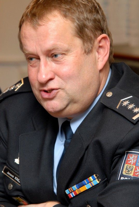 Primátor Martin Baxa v doprovodu radního pro bezpečnost Roberta Houdka navštívil (28.2.2012) Krajské ředitelství policie Plzeňského kraje. Přestože se s ředitelem Jaromírem Kníže setkal pracovně již několikrát, do sídla krajského policejního ředitelství zavítal poprvé. Tématem setkání se stal nejen současný stav u státní policie a bezpečnostní situace ve městě a kraji, ale rovněž spolupráce policistů s městskými strážníky, která se v posledním roce zintenzivnila. Závěr návštěvy patřil prohlídce některých odborných pracovišť.