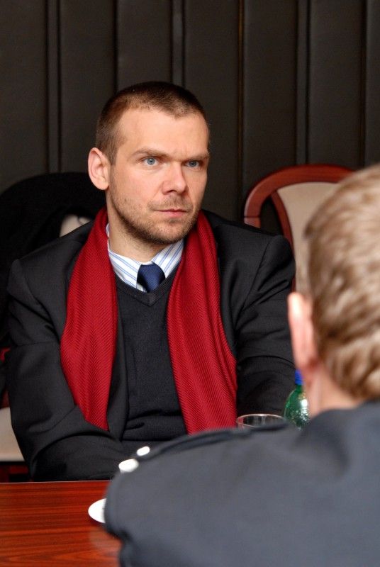 Primátor Martin Baxa v doprovodu radního pro bezpečnost Roberta Houdka navštívil (28.2.2012) Krajské ředitelství policie Plzeňského kraje. Přestože se s ředitelem Jaromírem Kníže setkal pracovně již několikrát, do sídla krajského policejního ředitelství zavítal poprvé. Tématem setkání se stal nejen současný stav u státní policie a bezpečnostní situace ve městě a kraji, ale rovněž spolupráce policistů s městskými strážníky, která se v posledním roce zintenzivnila. Závěr návštěvy patřil prohlídce některých odborných pracovišť.