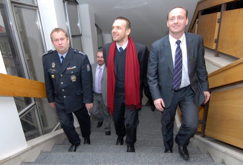 Primátor Martin Baxa v doprovodu radního pro bezpečnost Roberta Houdka navštívil (28.2.2012) Krajské ředitelství policie Plzeňského kraje. Přestože se s ředitelem Jaromírem Kníže setkal pracovně již několikrát, do sídla krajského policejního ředitelství zavítal poprvé. Tématem setkání se stal nejen současný stav u státní policie a bezpečnostní situace ve městě a kraji, ale rovněž spolupráce policistů s městskými strážníky, která se v posledním roce zintenzivnila. Závěr návštěvy patřil prohlídce některých odborných pracovišť.