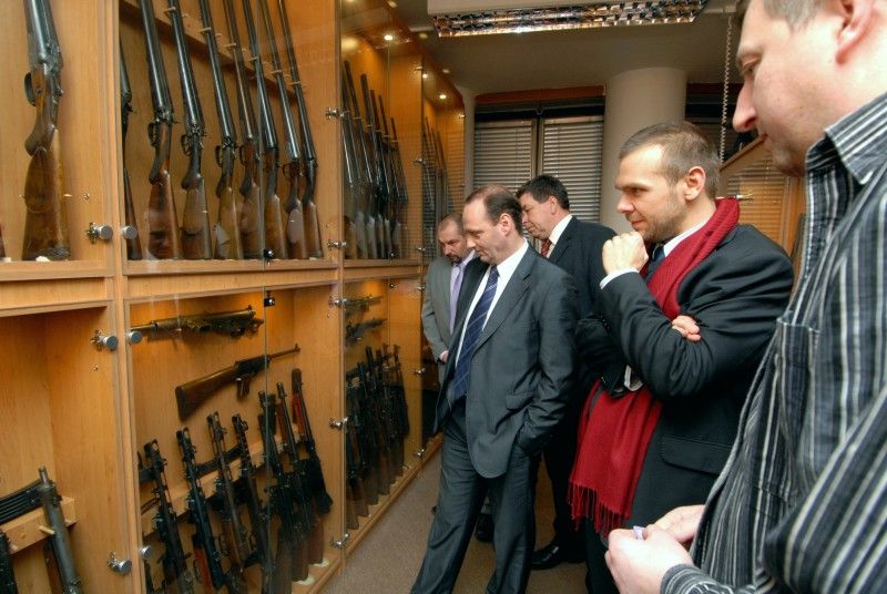 Primátor Martin Baxa v doprovodu radního pro bezpečnost Roberta Houdka navštívil (28.2.2012) Krajské ředitelství policie Plzeňského kraje. Přestože se s ředitelem Jaromírem Kníže setkal pracovně již několikrát, do sídla krajského policejního ředitelství zavítal poprvé. Tématem setkání se stal nejen současný stav u státní policie a bezpečnostní situace ve městě a kraji, ale rovněž spolupráce policistů s městskými strážníky, která se v posledním roce zintenzivnila. Závěr návštěvy patřil prohlídce některých odborných pracovišť.