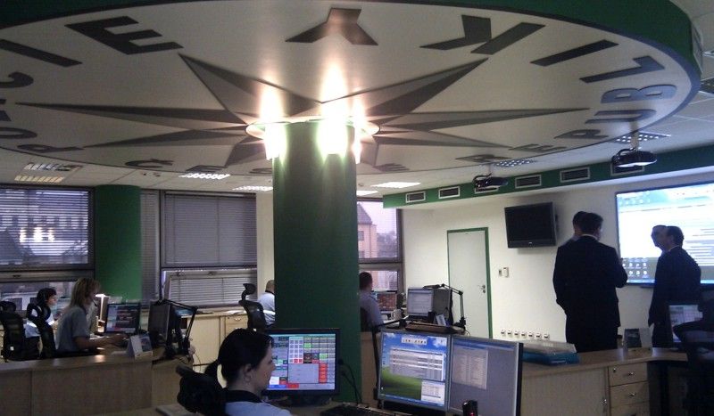 Primátor Martin Baxa v doprovodu radního pro bezpečnost Roberta Houdka navštívil (28.2.2012) Krajské ředitelství policie Plzeňského kraje. Přestože se s ředitelem Jaromírem Kníže setkal pracovně již několikrát, do sídla krajského policejního ředitelství zavítal poprvé. Tématem setkání se stal nejen současný stav u státní policie a bezpečnostní situace ve městě a kraji, ale rovněž spolupráce policistů s městskými strážníky, která se v posledním roce zintenzivnila. Závěr návštěvy patřil prohlídce některých odborných pracovišť.