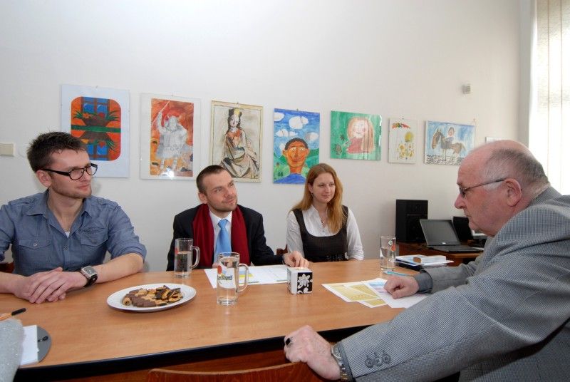 Základní školu Martina Luthera ve Skvrňanech dnes (29.2.2012) navštívil primátor Martin Baxa. V úvodu setkání ho ředitel školy Miloš Vršecký seznámil s genezí vzniku a následným vývojem této mnohonárodnostní vzdělávací instituce, která od první třídy vyučuje šest hodin angličtiny týdně. Společně diskutovali o problematice víceletých gymnázií, výuce němčiny na školách v regionu, dotkli se také situace kolem Amerického centra.