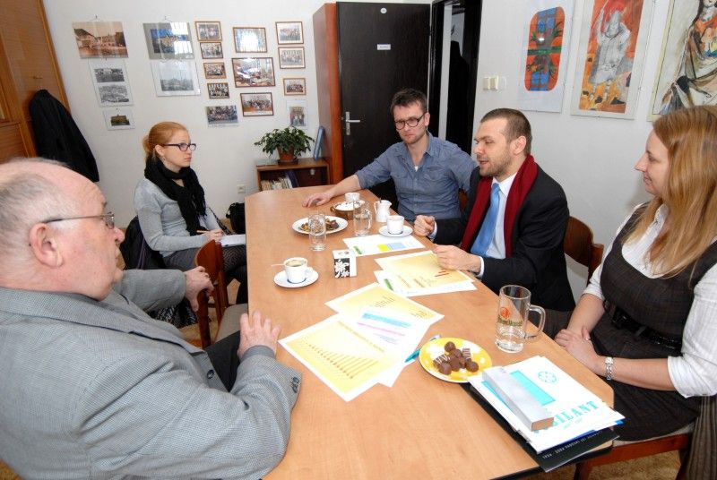 Základní školu Martina Luthera ve Skvrňanech dnes (29.2.2012) navštívil primátor Martin Baxa. V úvodu setkání ho ředitel školy Miloš Vršecký seznámil s genezí vzniku a následným vývojem této mnohonárodnostní vzdělávací instituce, která od první třídy vyučuje šest hodin angličtiny týdně. Společně diskutovali o problematice víceletých gymnázií, výuce němčiny na školách v regionu, dotkli se také situace kolem Amerického centra.