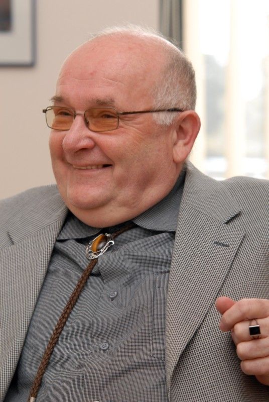 Základní školu Martina Luthera ve Skvrňanech dnes (29.2.2012) navštívil primátor Martin Baxa. V úvodu setkání ho ředitel školy Miloš Vršecký seznámil s genezí vzniku a následným vývojem této mnohonárodnostní vzdělávací instituce, která od první třídy vyučuje šest hodin angličtiny týdně. Společně diskutovali o problematice víceletých gymnázií, výuce němčiny na školách v regionu, dotkli se také situace kolem Amerického centra.