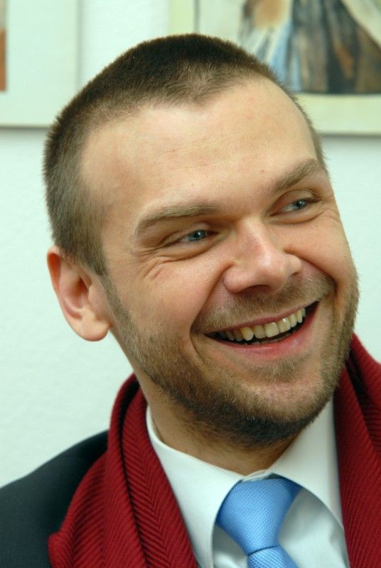 Základní školu Martina Luthera ve Skvrňanech dnes (29.2.2012) navštívil primátor Martin Baxa. V úvodu setkání ho ředitel školy Miloš Vršecký seznámil s genezí vzniku a následným vývojem této mnohonárodnostní vzdělávací instituce, která od první třídy vyučuje šest hodin angličtiny týdně. Společně diskutovali o problematice víceletých gymnázií, výuce němčiny na školách v regionu, dotkli se také situace kolem Amerického centra.