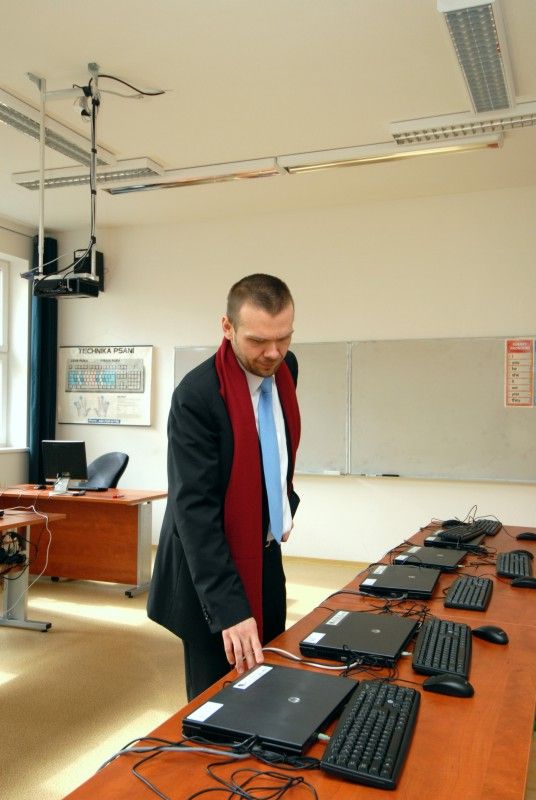 Základní školu Martina Luthera ve Skvrňanech dnes (29.2.2012) navštívil primátor Martin Baxa. V úvodu setkání ho ředitel školy Miloš Vršecký seznámil s genezí vzniku a následným vývojem této mnohonárodnostní vzdělávací instituce, která od první třídy vyučuje šest hodin angličtiny týdně. Společně diskutovali o problematice víceletých gymnázií, výuce němčiny na školách v regionu, dotkli se také situace kolem Amerického centra.