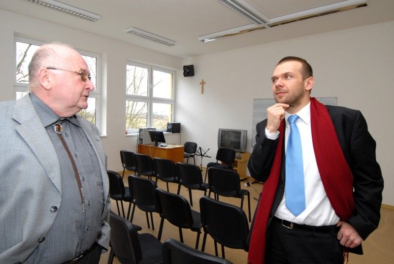 Základní školu Martina Luthera ve Skvrňanech dnes (29.2.2012) navštívil primátor Martin Baxa. V úvodu setkání ho ředitel školy Miloš Vršecký seznámil s genezí vzniku a následným vývojem této mnohonárodnostní vzdělávací instituce, která od první třídy vyučuje šest hodin angličtiny týdně. Společně diskutovali o problematice víceletých gymnázií, výuce němčiny na školách v regionu, dotkli se také situace kolem Amerického centra.