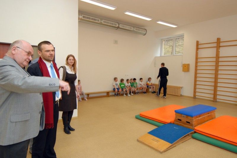 Základní školu Martina Luthera ve Skvrňanech dnes (29.2.2012) navštívil primátor Martin Baxa. V úvodu setkání ho ředitel školy Miloš Vršecký seznámil s genezí vzniku a následným vývojem této mnohonárodnostní vzdělávací instituce, která od první třídy vyučuje šest hodin angličtiny týdně. Společně diskutovali o problematice víceletých gymnázií, výuce němčiny na školách v regionu, dotkli se také situace kolem Amerického centra.