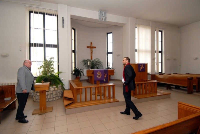 Základní školu Martina Luthera ve Skvrňanech dnes (29.2.2012) navštívil primátor Martin Baxa. V úvodu setkání ho ředitel školy Miloš Vršecký seznámil s genezí vzniku a následným vývojem této mnohonárodnostní vzdělávací instituce, která od první třídy vyučuje šest hodin angličtiny týdně. Společně diskutovali o problematice víceletých gymnázií, výuce němčiny na školách v regionu, dotkli se také situace kolem Amerického centra.