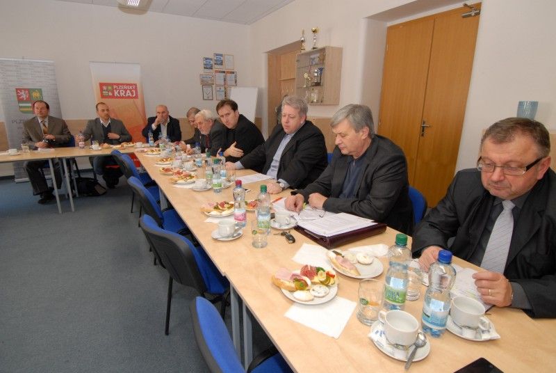 Pravděpodobně poslední, vzhledem k blížícím se krajským volbám, setkání členů Rady Plzeňského kraje a Rady města Plzně se dnes (29.2.2012) uskutečnilo na hejtmanství. Hodnotily se při něm oběma stranami nastavené společné úkoly a hledaly se možnosti, jak některé z nich dořešit.