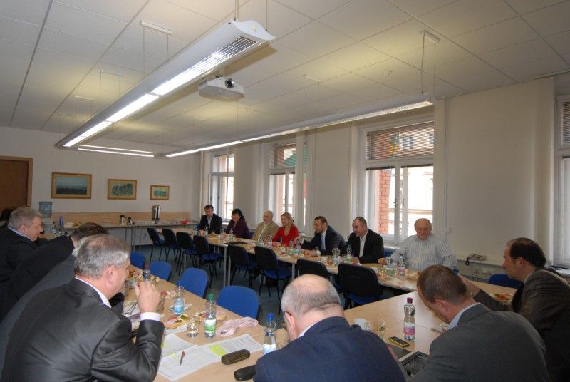 Pravděpodobně poslední, vzhledem k blížícím se krajským volbám, setkání členů Rady Plzeňského kraje a Rady města Plzně se dnes (29.2.2012) uskutečnilo na hejtmanství. Hodnotily se při něm oběma stranami nastavené společné úkoly a hledaly se možnosti, jak některé z nich dořešit.