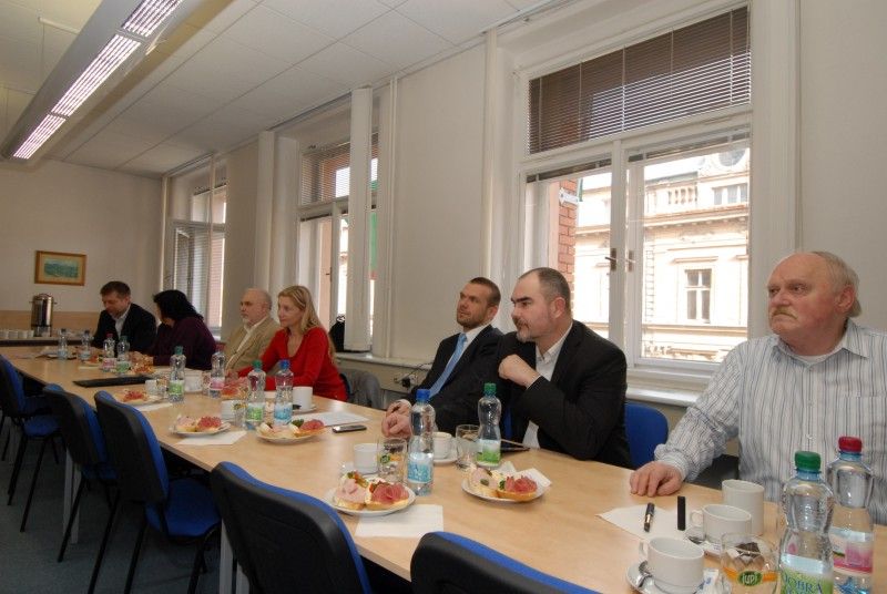 Pravděpodobně poslední, vzhledem k blížícím se krajským volbám, setkání členů Rady Plzeňského kraje a Rady města Plzně se dnes (29.2.2012) uskutečnilo na hejtmanství. Hodnotily se při něm oběma stranami nastavené společné úkoly a hledaly se možnosti, jak některé z nich dořešit.