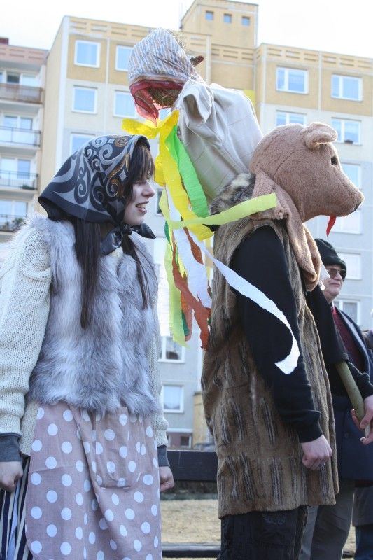 Nad Plzní vládne od dnešního (26.2.2012) odpoledne Jaromil III. Nadobro se svými pomocníky ženichem a nevěstou a dalšími členy své družiny vyhnal zimu z města. Než se tak stalo, zkoušeli na Lüftnerce „jaromilci“ se „zimomilci“, kolik má zima ještě příznivců a síly, a u Kalikovského mlýna upálili a vhodili do vody Moranu, symbol zimy. (Foto: Z. Kubalová)