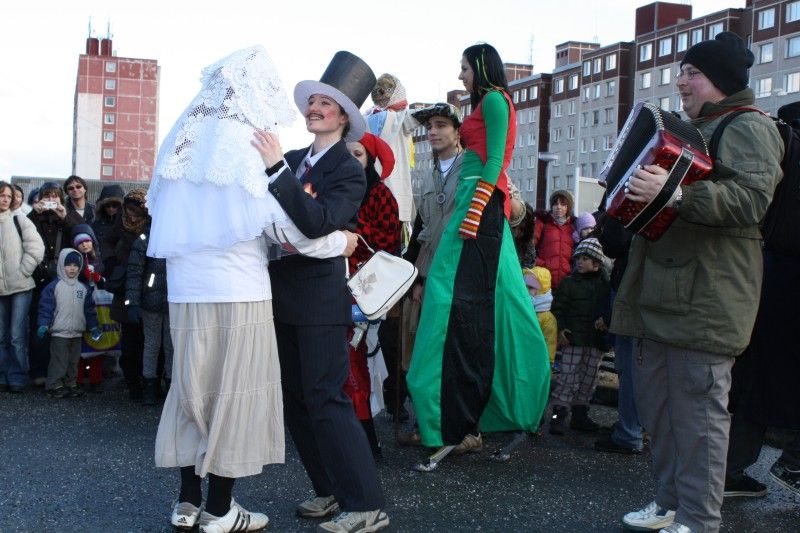 Nad Plzní vládne od dnešního (26.2.2012) odpoledne Jaromil III. Nadobro se svými pomocníky ženichem a nevěstou a dalšími členy své družiny vyhnal zimu z města. Než se tak stalo, zkoušeli na Lüftnerce „jaromilci“ se „zimomilci“, kolik má zima ještě příznivců a síly, a u Kalikovského mlýna upálili a vhodili do vody Moranu, symbol zimy. (Foto: Z. Kubalová)