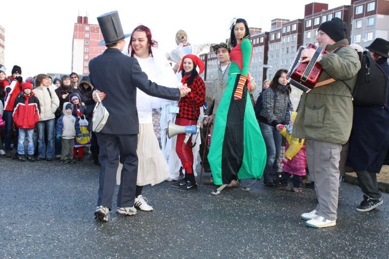 Nad Plzní vládne od dnešního (26.2.2012) odpoledne Jaromil III. Nadobro se svými pomocníky ženichem a nevěstou a dalšími členy své družiny vyhnal zimu z města. Než se tak stalo, zkoušeli na Lüftnerce „jaromilci“ se „zimomilci“, kolik má zima ještě příznivců a síly, a u Kalikovského mlýna upálili a vhodili do vody Moranu, symbol zimy. (Foto: Z. Kubalová)