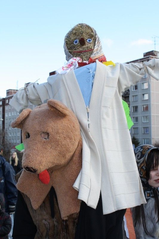 Nad Plzní vládne od dnešního (26.2.2012) odpoledne Jaromil III. Nadobro se svými pomocníky ženichem a nevěstou a dalšími členy své družiny vyhnal zimu z města. Než se tak stalo, zkoušeli na Lüftnerce „jaromilci“ se „zimomilci“, kolik má zima ještě příznivců a síly, a u Kalikovského mlýna upálili a vhodili do vody Moranu, symbol zimy. (Foto: Z. Kubalová)