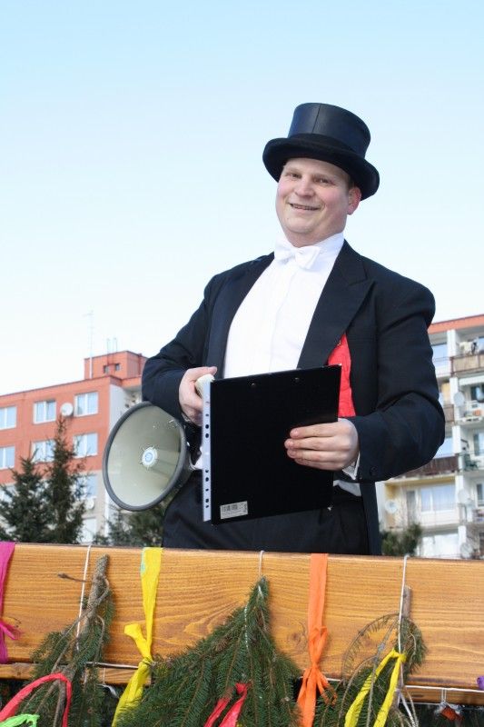 Nad Plzní vládne od dnešního (26.2.2012) odpoledne Jaromil III. Nadobro se svými pomocníky ženichem a nevěstou a dalšími členy své družiny vyhnal zimu z města. Než se tak stalo, zkoušeli na Lüftnerce „jaromilci“ se „zimomilci“, kolik má zima ještě příznivců a síly, a u Kalikovského mlýna upálili a vhodili do vody Moranu, symbol zimy. (Foto: Z. Kubalová)