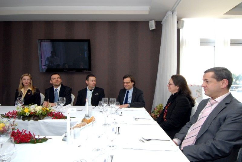 „Pro úspěšnou realizaci projektu Plzeň – Evropské hlavní město kultury 2015 je důležité dbát na dodržení výše rozpočtu,“ zaznělo při včerejším (5.3.2012) setkání zástupců monitorovacího výboru Evropské unie se členy realizačního týmu projektu, představiteli plzeňské městské správy a pracovníky Ministerstva kultury.