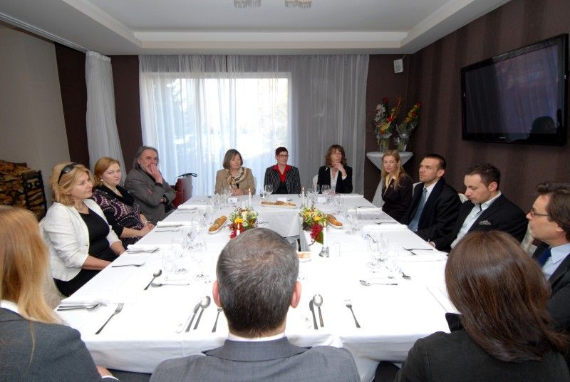 „Pro úspěšnou realizaci projektu Plzeň – Evropské hlavní město kultury 2015 je důležité dbát na dodržení výše rozpočtu,“ zaznělo při včerejším (5.3.2012) setkání zástupců monitorovacího výboru Evropské unie se členy realizačního týmu projektu, představiteli plzeňské městské správy a pracovníky Ministerstva kultury.