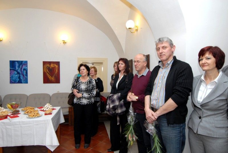 Zbořit mýty o úřednících uspořádáním výstavy svých prací se rozhodly tři ženy zaměstnané jako úřednice na plzeňském magistrátu. Od dnešního (5.3.2012) dne odhalují návštěvníkům radnice a kolegům své „duše“. Výstava má příznačný název Duše úředníka a představuje obrazy, obrázky a ruční tvorbu Lenky Vovsové, Zdeňky Němcové a Heleny Frühbauerové, kolegyň z odboru vnitřní správy.
