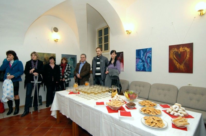 Zbořit mýty o úřednících uspořádáním výstavy svých prací se rozhodly tři ženy zaměstnané jako úřednice na plzeňském magistrátu. Od dnešního (5.3.2012) dne odhalují návštěvníkům radnice a kolegům své „duše“. Výstava má příznačný název Duše úředníka a představuje obrazy, obrázky a ruční tvorbu Lenky Vovsové, Zdeňky Němcové a Heleny Frühbauerové, kolegyň z odboru vnitřní správy.
