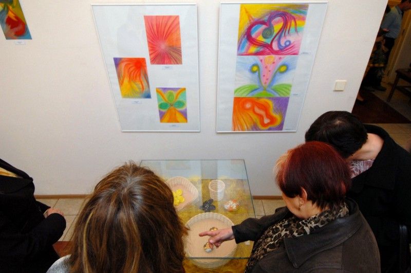 Zbořit mýty o úřednících uspořádáním výstavy svých prací se rozhodly tři ženy zaměstnané jako úřednice na plzeňském magistrátu. Od dnešního (5.3.2012) dne odhalují návštěvníkům radnice a kolegům své „duše“. Výstava má příznačný název Duše úředníka a představuje obrazy, obrázky a ruční tvorbu Lenky Vovsové, Zdeňky Němcové a Heleny Frühbauerové, kolegyň z odboru vnitřní správy.