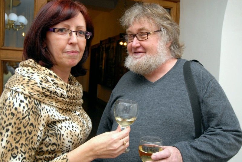 Zbořit mýty o úřednících uspořádáním výstavy svých prací se rozhodly tři ženy zaměstnané jako úřednice na plzeňském magistrátu. Od dnešního (5.3.2012) dne odhalují návštěvníkům radnice a kolegům své „duše“. Výstava má příznačný název Duše úředníka a představuje obrazy, obrázky a ruční tvorbu Lenky Vovsové, Zdeňky Němcové a Heleny Frühbauerové, kolegyň z odboru vnitřní správy.