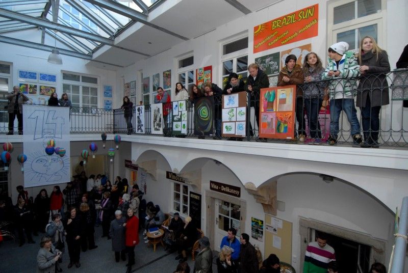Výstavu výtvarných prací svých žáků a žáků partnerské školy v Žilině s příznačným názvem Společně do světa čar a fantazie uspořádala 14. základní škola na Doubravce. Vernisáž se uskutečnila v úterý (6.3.2012) odpoledne v atriu měšťanského domu Bílé nároží.