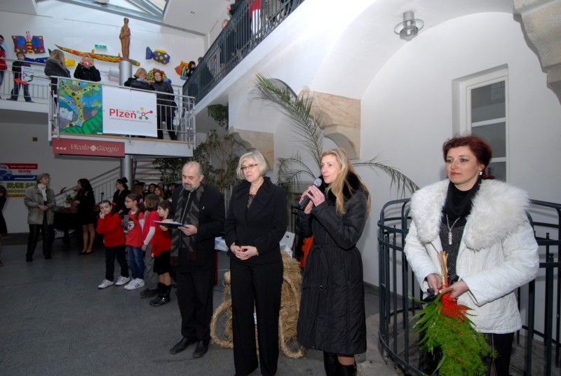 Výstavu výtvarných prací svých žáků a žáků partnerské školy v Žilině s příznačným názvem Společně do světa čar a fantazie uspořádala 14. základní škola na Doubravce. Vernisáž se uskutečnila v úterý (6.3.2012) odpoledne v atriu měšťanského domu Bílé nároží.