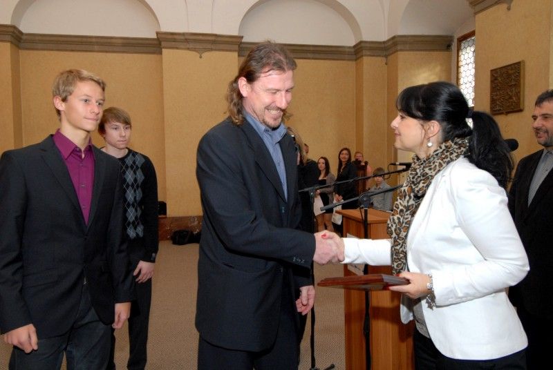 Slavnostní vyhlášení výsledků ankety Sportovec Plzně v kategoriích žactva a dorostu se uskutečnilo dnes (8.3.2012) na plzeňské radnici. Za dlouholetou obětavou práci s mládeží byli oceněni i tři trenéři: Jan Jezbera - in memoriam (plavání), Jiřina Eva Neklová (moderní gymnastika) a Jiří Hrdina (tenis).