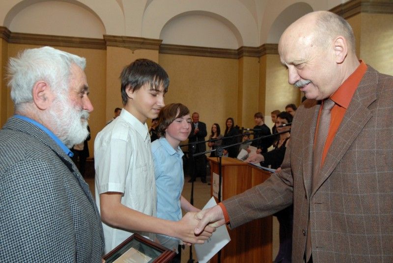 Slavnostní vyhlášení výsledků ankety Sportovec Plzně v kategoriích žactva a dorostu se uskutečnilo dnes (8.3.2012) na plzeňské radnici. Za dlouholetou obětavou práci s mládeží byli oceněni i tři trenéři: Jan Jezbera - in memoriam (plavání), Jiřina Eva Neklová (moderní gymnastika) a Jiří Hrdina (tenis).