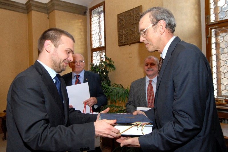 Slavnostní vyhlášení výsledků ankety Sportovec Plzně v kategoriích žactva a dorostu se uskutečnilo dnes (8.3.2012) na plzeňské radnici. Za dlouholetou obětavou práci s mládeží byli oceněni i tři trenéři: Jan Jezbera - in memoriam (plavání), Jiřina Eva Neklová (moderní gymnastika) a Jiří Hrdina (tenis).