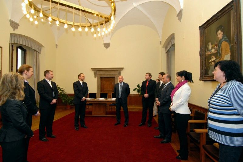Slavnostní podepsání smlouvy (13.3.2012) stvrdilo desetimilionový dar společnosti FC Viktoria Plzeň městu „Jde o symbolické vyjádření našich díků městu, které se za klub postavilo i v méně šťastných dobách,“ uvedl při podpisu předseda představenstva společnosti a majitel Tomáš Paclík.