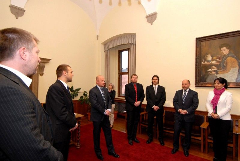 Slavnostní podepsání smlouvy (13.3.2012) stvrdilo desetimilionový dar společnosti FC Viktoria Plzeň městu „Jde o symbolické vyjádření našich díků městu, které se za klub postavilo i v méně šťastných dobách,“ uvedl při podpisu předseda představenstva společnosti a majitel Tomáš Paclík.