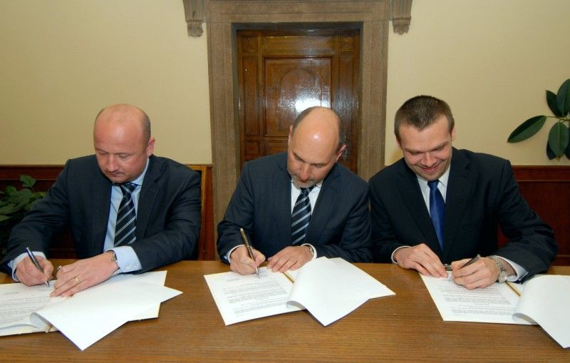 Slavnostní podepsání smlouvy (13.3.2012) stvrdilo desetimilionový dar společnosti FC Viktoria Plzeň městu „Jde o symbolické vyjádření našich díků městu, které se za klub postavilo i v méně šťastných dobách,“ uvedl při podpisu předseda představenstva společnosti a majitel Tomáš Paclík.